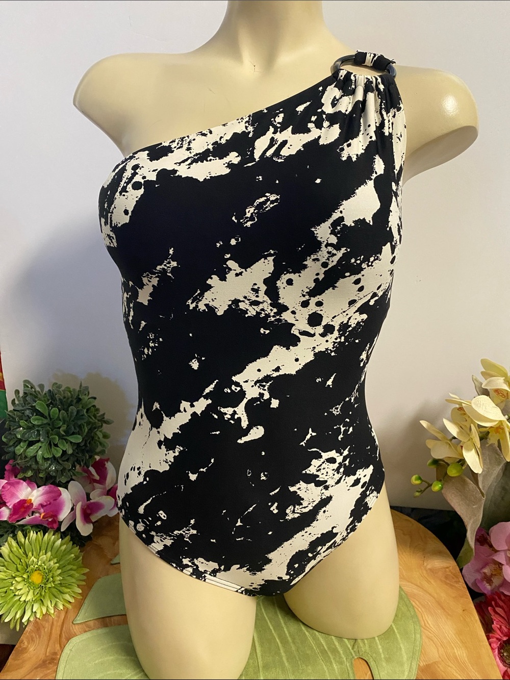 Carmen Marc Valvo Black and White One-Shoulder One-Piece Swimsuit